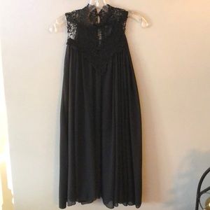 Cute black lace flowy shift dress, small